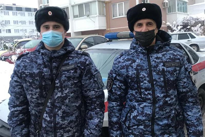 Росгвардейцы пришли на помощь жительнице Кубани, у которой загорелся автомобиль