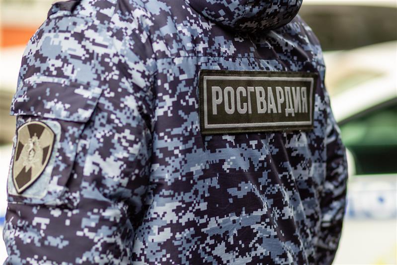 В Краснодаре сотрудники Росгвардии задержали молодого человека по подозрению в хранении наркотических средств