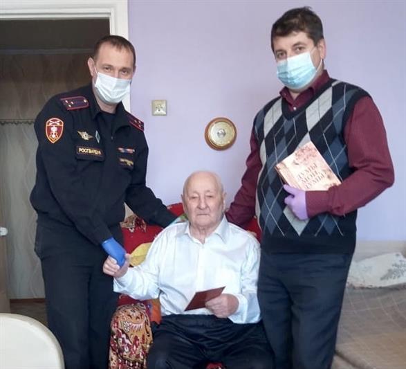 Омские росгвардейцы поздравили с 96-летием ветерана Великой Отечественной войны Петра Кузьминова
