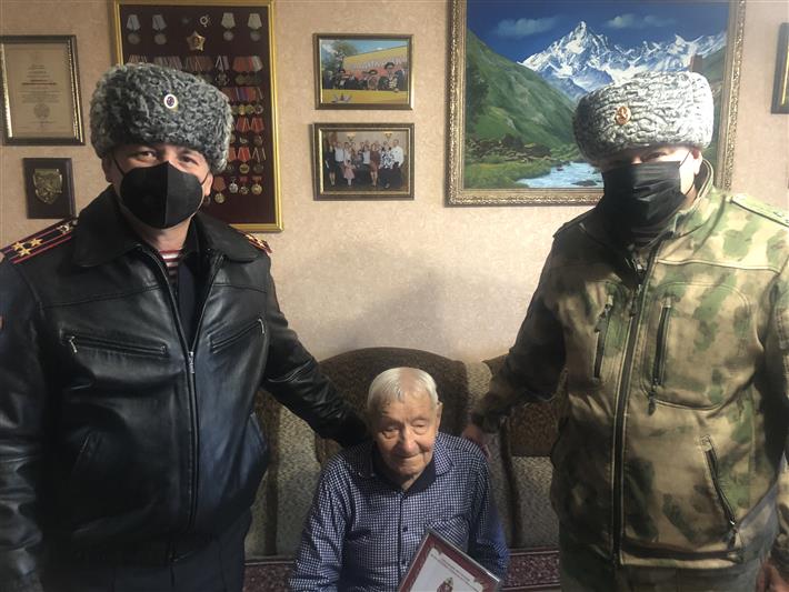 В Северной Осетии росгвардейцы поздравили ветерана Великой Отечественной войны с наступающим Новым годом