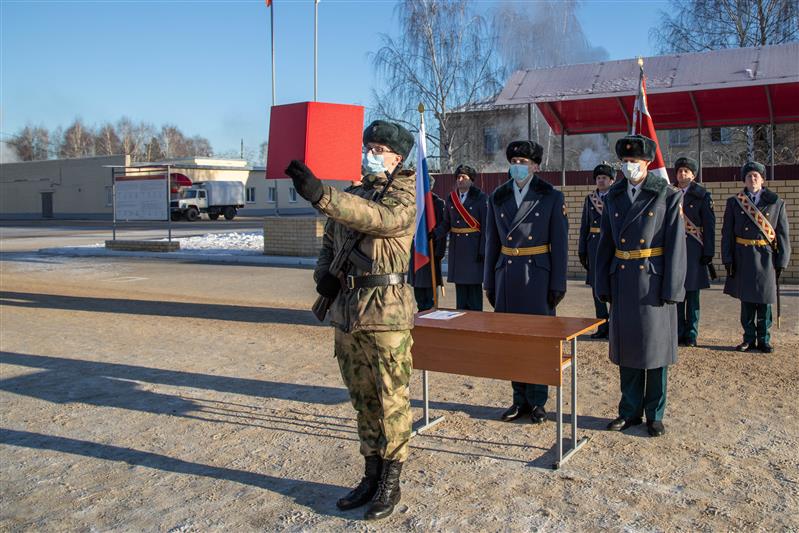 В Дзержинске приняли присягу новобранцы Росгвардии, решившие служить два года по контракту вместо одного по призыву