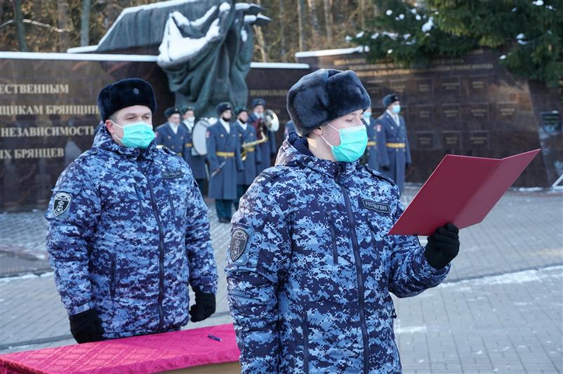В Брянске сотрудники вневедомственной охраны Росгвардии, впервые поступившие на службу, приняли присягу