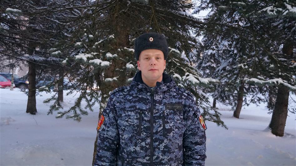 В Архангельске сотрудник Росгвардии спас провалившегося под лёд рыбака