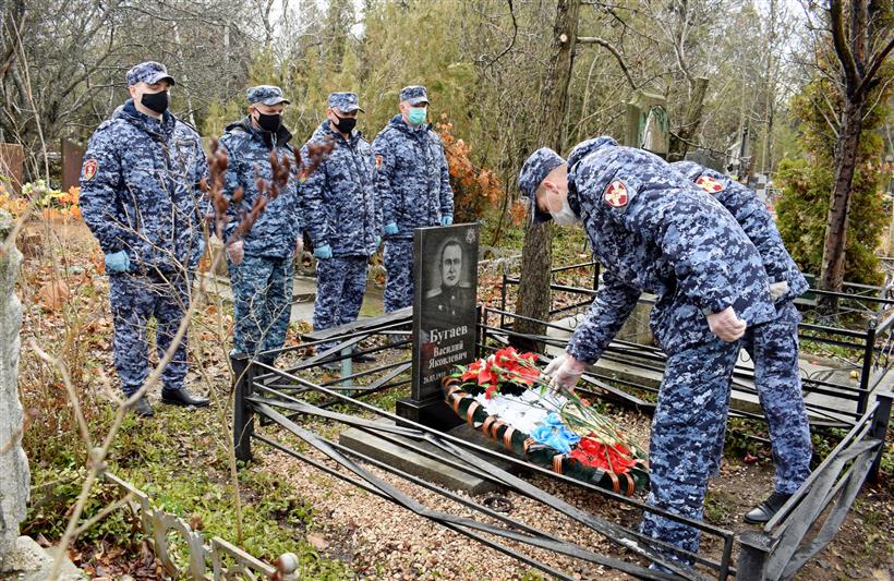 Росгвардейцы почтили память первого начальника вневедомственной охраны Крыма