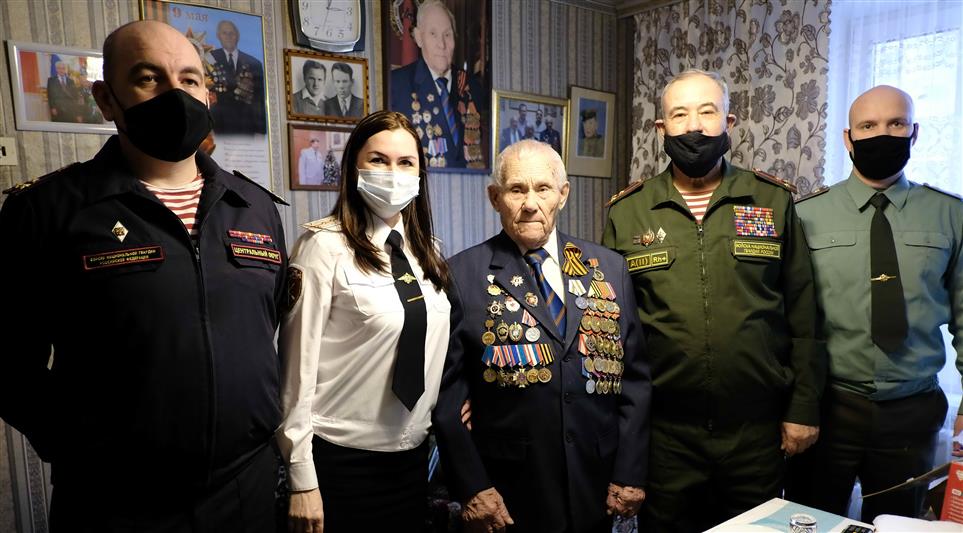 Военнослужащие столичного соединения Росгвардии по охране общественного порядка поздравили ветерана с 95-летием