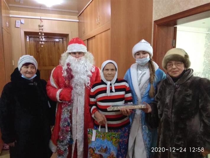 Новосибирские росгвардейцы поздравили с наступающим Новым годом ветеранов - детей войны