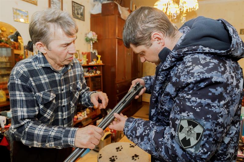 За 11 месяцев 2020 года жители Поморья добровольно выдали более 200 предметов вооружения, хранившихся у них незаконно