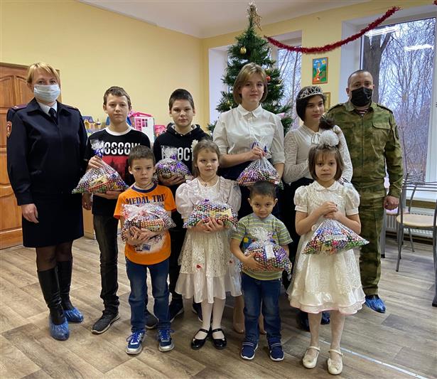 Псковские росгвардейцы поздравили воспитанников Областного центра семьи с наступающим Новым годом