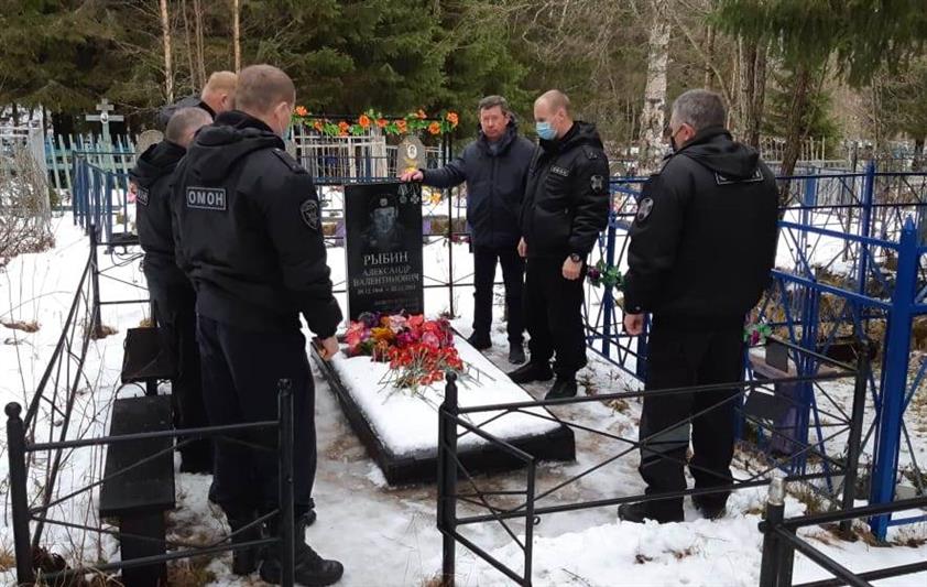 Сотрудники архангельского ОМОН почтили память погибшего сослуживца