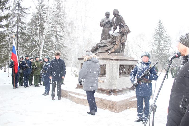 Военнослужащие Росгвардии приняли участие в открытии памятника военным медикам в Омске