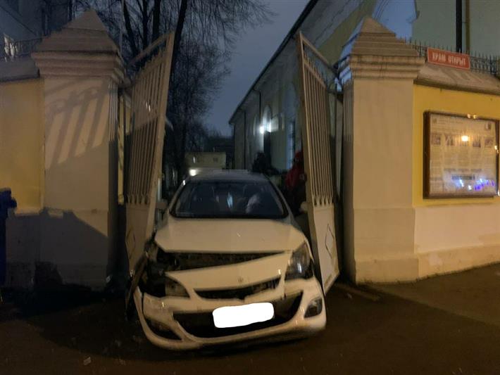 В Москве росгвардейцы задержали нетрезвого водителя, протаранившего ворота храма
