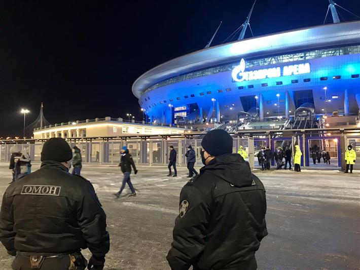 В Санкт-Петербурге росгвардейцы приняли участие в охране правопорядка во время проведения футбольного матча Российской Премьер-Лиги