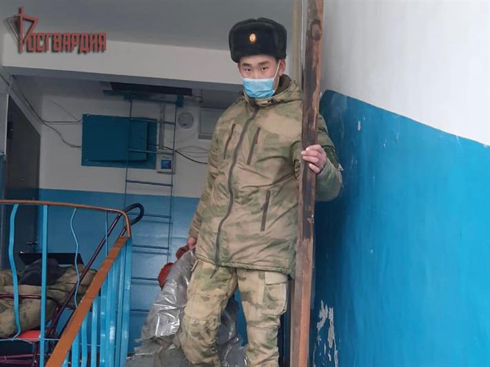 В рамках акции «Спешите делать добрые дела!». В Ангарске военнослужащие Росгвардии помогли одинокому 87-летнему дедушке