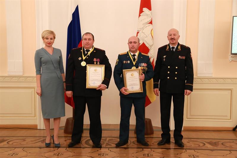 Росгвардейцы, спасшие людей в Челябинской области, награждены медалью уполномоченного по правам человека в регионе