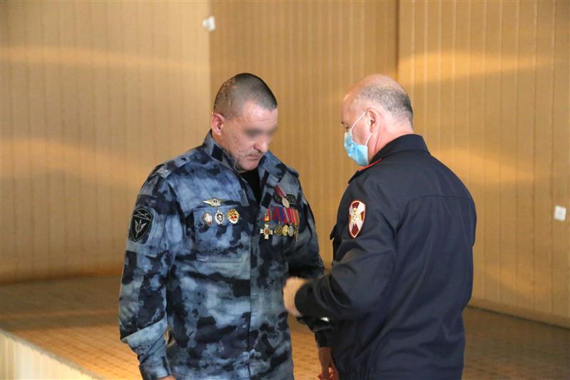 На Южном Урале наградили росгвардейца, спасшего от пожара село (видео)