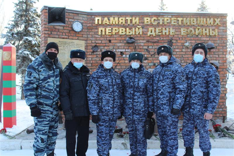 В День Неизвестного солдата росгвардейцы приняли участие в открытии Стены Памяти в Саратове