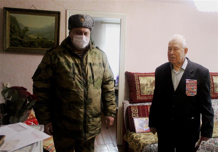В Керчи военнослужащие Росгвардии поздравили с 95-летием ветерана Великой Отечественной войны Николая Дмитриевича Головина