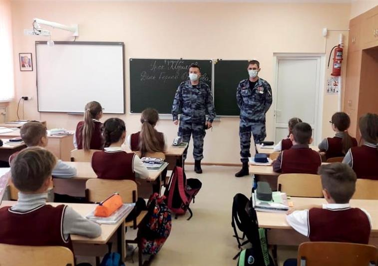В День Героев Отечества Росгвардия провела тематические мероприятия для учащихся подшефных школ в Крыму