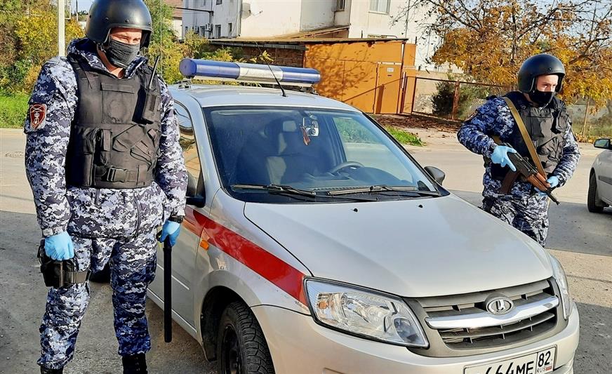 Сотрудники Росгвардии задержали злоумышленника, выстрелившего из пистолета в посетителя кафе в Евпатории