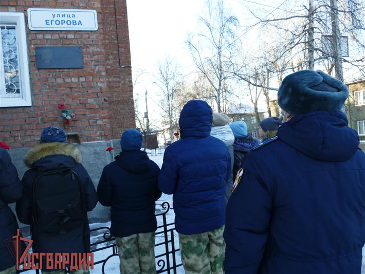 Военнослужащие иркутской эскадрильи Росгвардии почтили память военного лётчика Героя России Петра Егорова