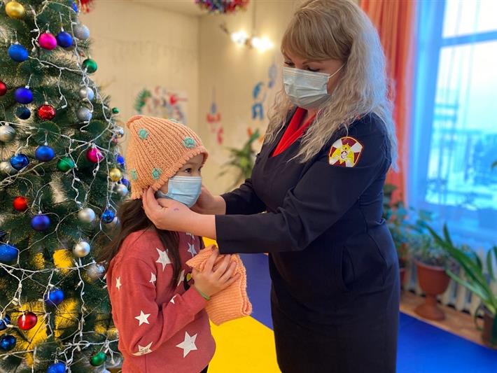 В Кызыле Росгвардия оказала помощь детям, оставшимся без попечения родителей