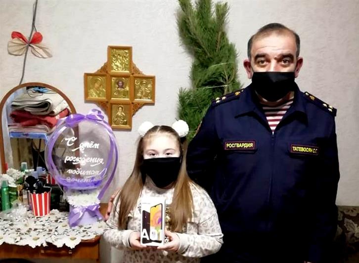 В Ростовской области росгвардейцы навестили дочь сослуживца, погибшего при исполнении служебного долга