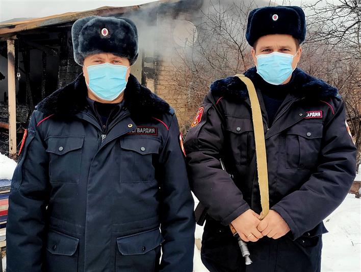 В Оренбуржье сотрудники Росгвардии спасли пожилую женщину на пожаре