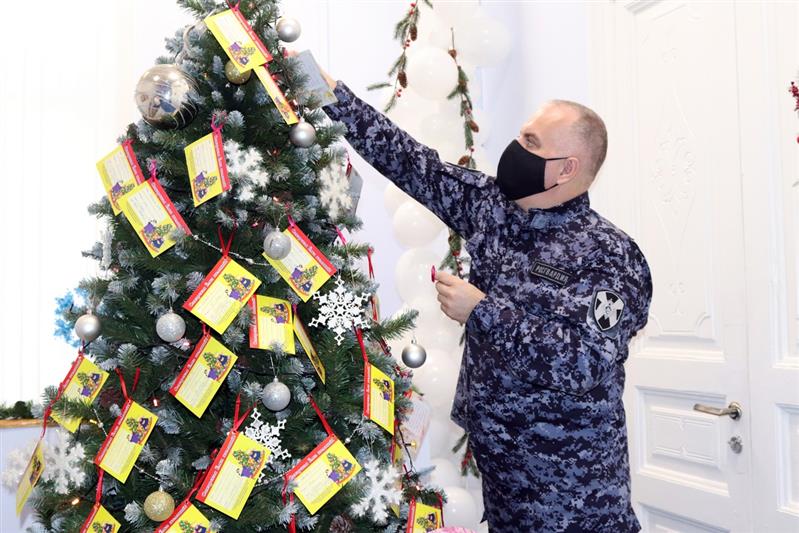 В Самаре при участии Росгвардии стартовала благотворительная акция «Ёлка желаний»