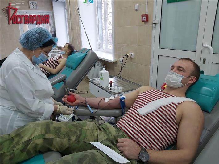 Военнослужащие Росгвардии сдали кровь для маленьких пациентов больниц Иркутской области (видео)