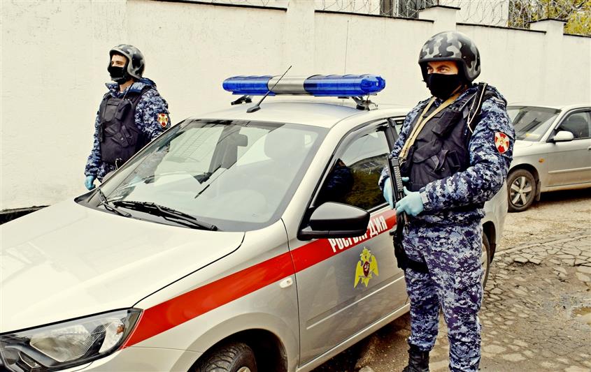 В Симферополе росгвардейцы задержали подозреваемых в нанесении телесных повреждений местному жителю