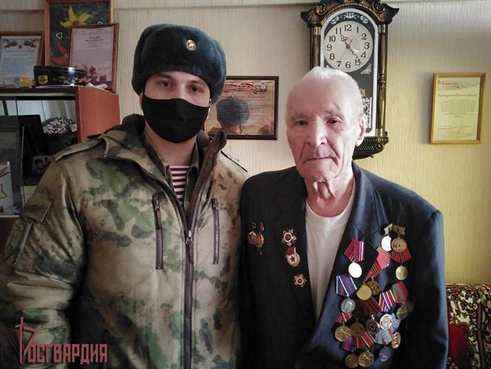 В Ангарске военнослужащие Росгвардии поздравили с Новым Годом участников Великой Отечественной войны, ветеранов войск правопорядка