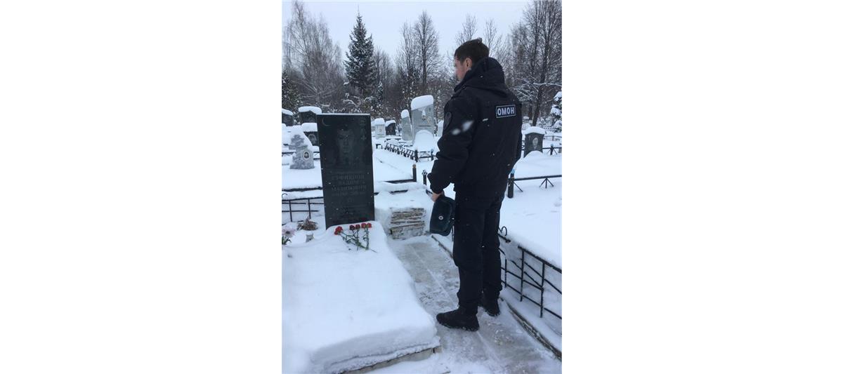 В Йошкар-Оле бойцы спецподразделения ОМОН почтили память боевого товарища