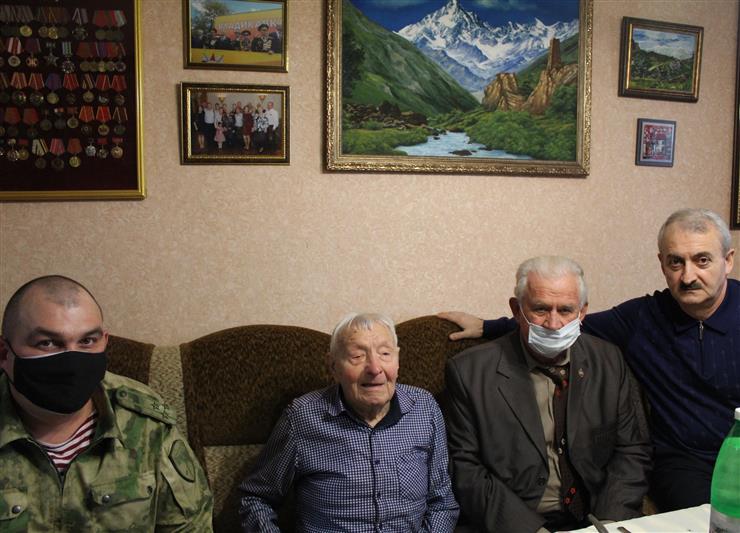 Во Владикавказе военнослужащие Росгвардии навестили ветерана Великой Отечественной войны