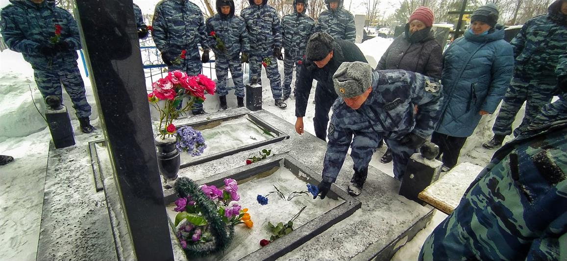 Бойцы пензенского ОМОН Росгвардии почтили память боевого товарища, погибшего при исполнении служебного долга