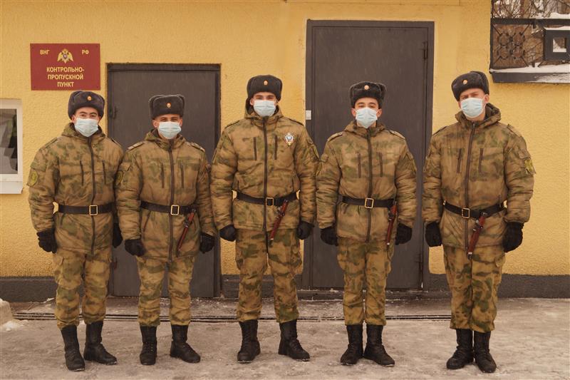 Военнослужащие Росгвардии пришли на помощь женщине, на которую напала бродячая собака