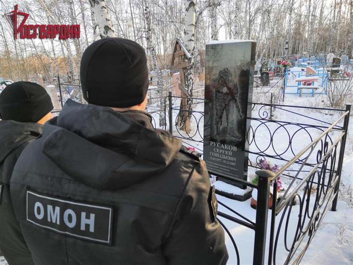 В Иркутске сотрудники ОМОН Росгвардии почтили память сослуживца, погибшего при исполнении служебного долга