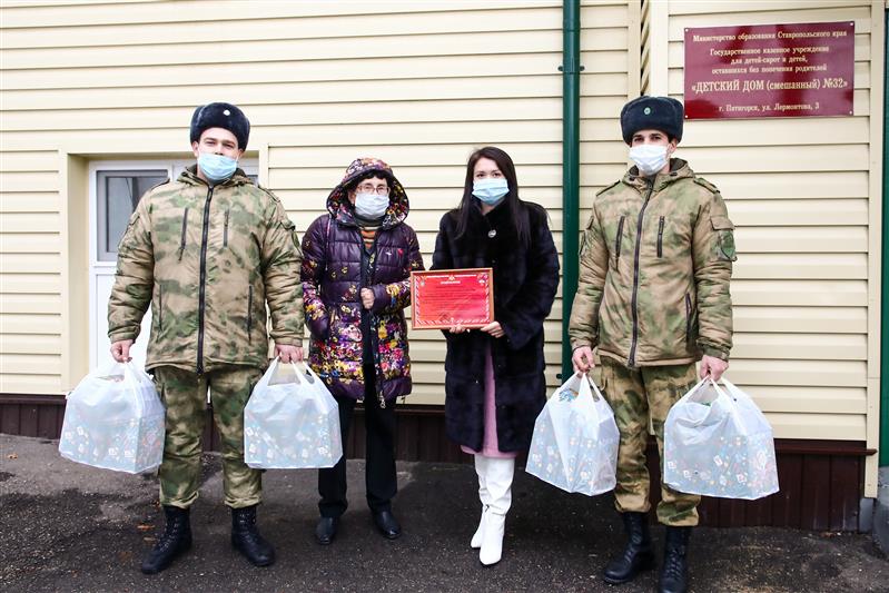 В Пятигорске военнослужащие Росгвардии поздравили с Новым годом воспитанников детского дома