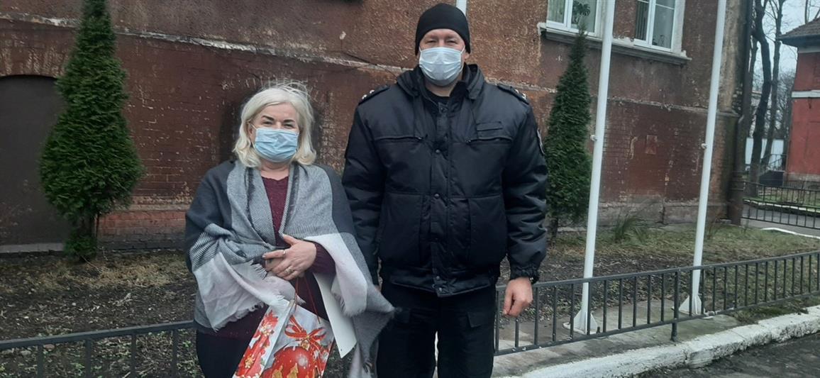 Офицеры калининградского ОМОН и СОБР поздравили матерей и вдов погибших сотрудников с новогодними праздниками