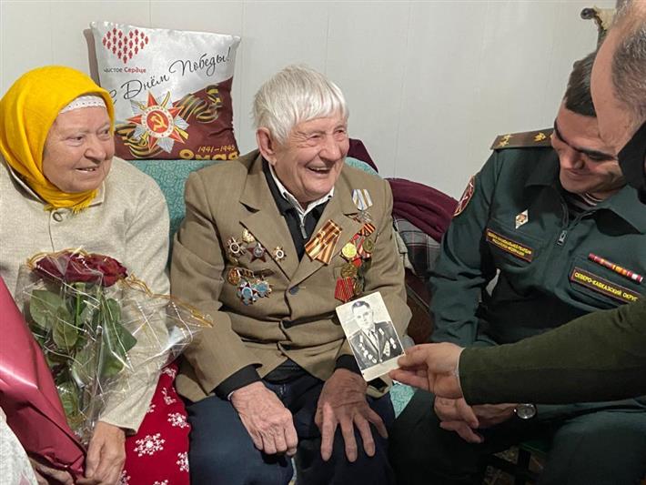 В Кизляре военнослужащие Росгвардии поздравили ветерана Великой Отечественной войны с Днем защитника Отечества