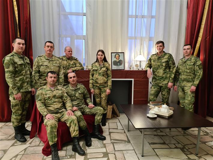 В Урус-Мартане военнослужащие Росгвардии почтили памяти великого русского поэта Александра Пушкина