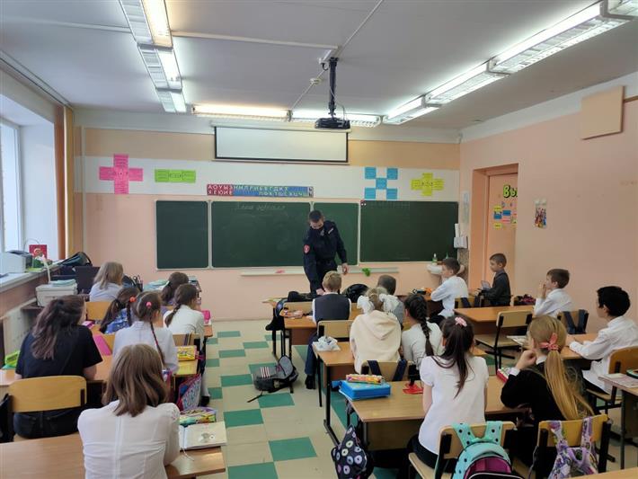 В Новосибирске сотрудники вневедомственной охраны Росгвардии рассказали школьникам о своей деятельности