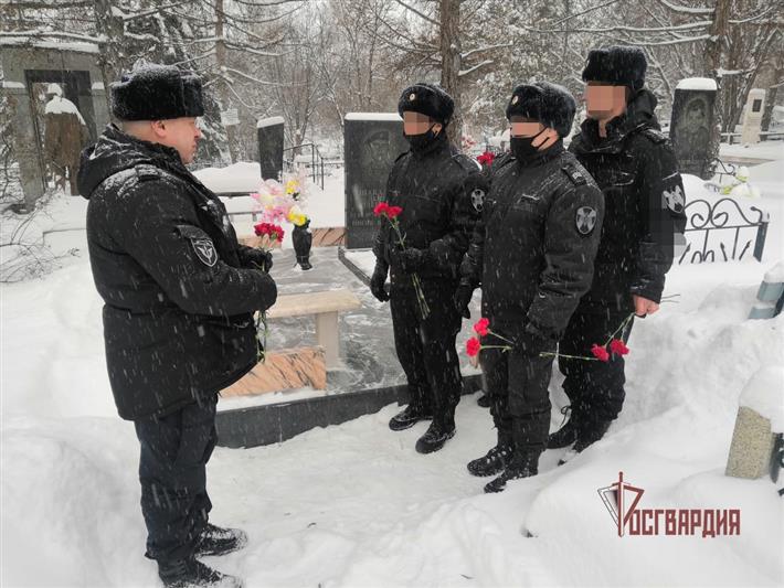 Сотрудники красноярского отряда мобильного особого назначения Росгвардии почтили память погибшего коллеги