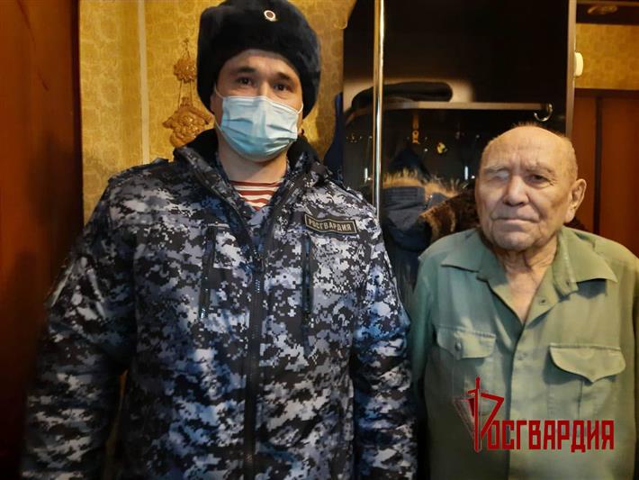 В Екатеринбурге сотрудники Росгвардии поздравили фронтовика и ветерана вневедомственной охраны с 95-летием