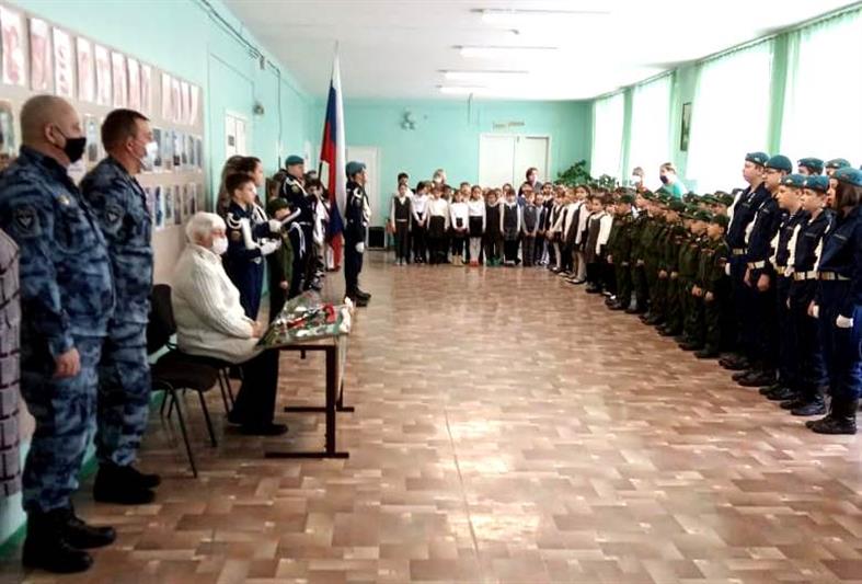 Бойцы волгоградского ОМОН провели для школьников Урок мужества