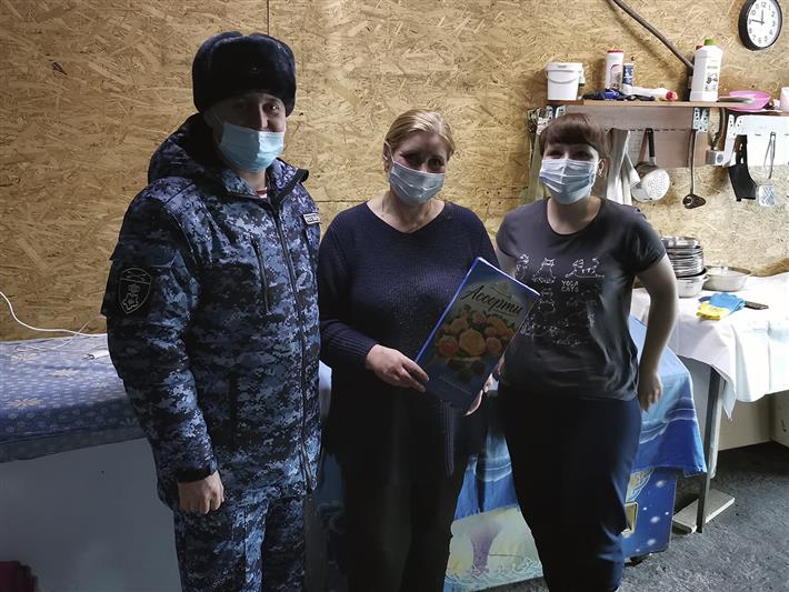В Кузбассе росгвардейцы поздравили женщин-волонтеров, помогающих бездомным животным
