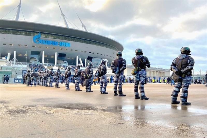 В Санкт-Петербурге росгвардейцы приняли участие в охране правопорядка при проведении футбольного матча Российской Премьер-Лиги