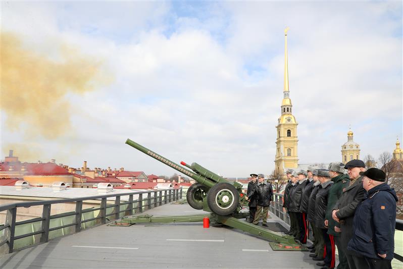Полуденный выстрел пушки Петропавловской крепости - в честь 5-летнего юбилея Росгвардии