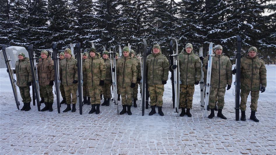 Военнослужащие Росгвардии участвуют в 500-километровом памятном лыжном марш-броске в Омской области