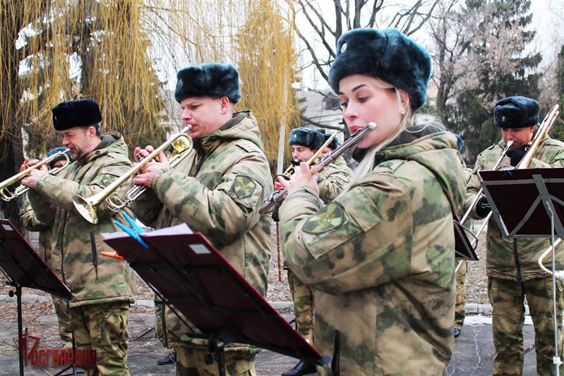 В Воронеже военный оркестр Росгвардии подарил концерт постояльцам дома-интерната для престарелых и инвалидов