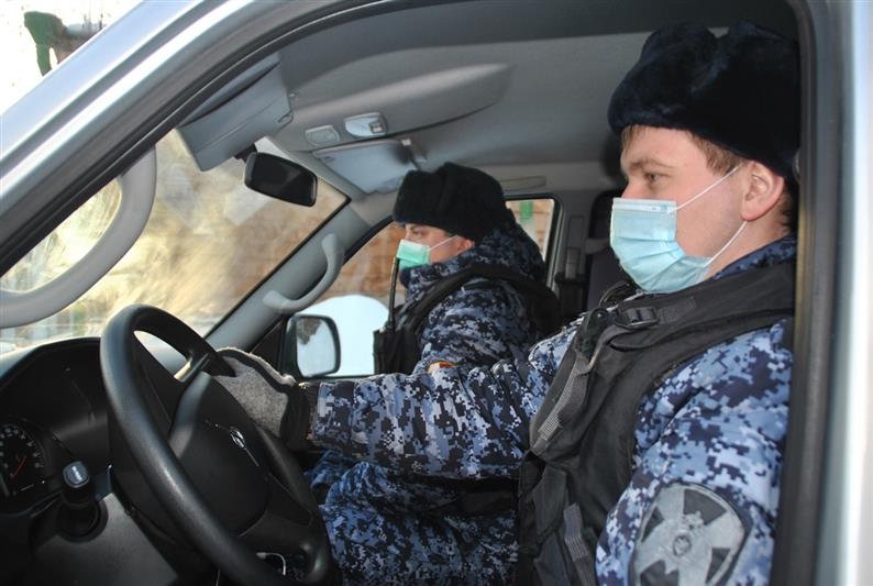 Кировские росгвардейцы задержали мужчину, который угрожал посетителям кафе предметом, похожим на нож